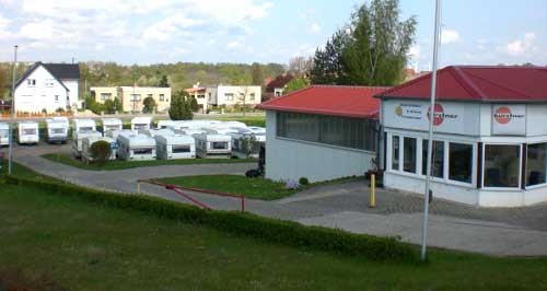 Blick vom Eingang auf die Firma und den Wohnwagenpark